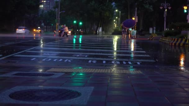Taipei Taiwan Julho 2017 Pedestres Mulheres Com Guarda Chuva Lutando — Vídeo de Stock