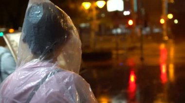 Taipei, Tayvan-29 Temmuz 2017: 4K Asyalı kadın, Taipei sokaklarında Tayfun Nesat 'ın kameralı telefonuyla fotoğraf çeken yağmurluk giyiyor. Tayvan-Dan 'de gece şiddetli kasırga var.