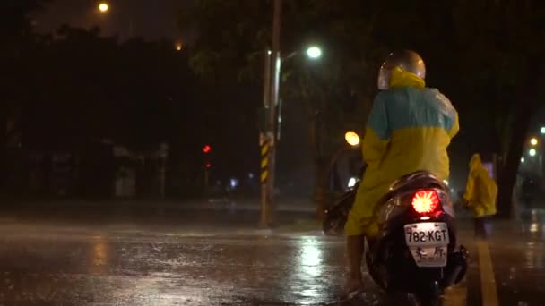 台湾台北 2017年7月29日 穿着雨衣的人在台北夜雨中驾驶摩托车上路 台湾的亚细亚街下雨了 — 图库视频影像