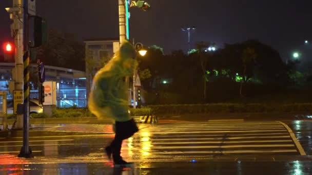 4K台北市下雨天 身穿黄色雨衣的行人在街上行走 丹之夜的雨 — 图库视频影像