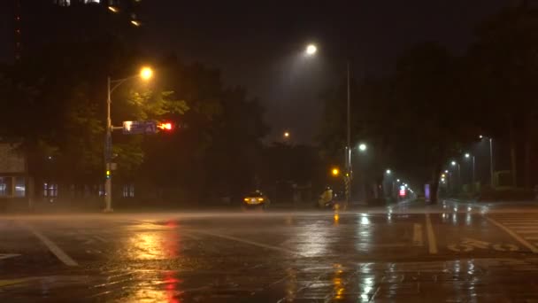 2017年7月29日 台風21号による強風と雨が続き 人々はバイクや車を運転します ハリケーンの強い台北市 車交通アジア路夜 Dan — ストック動画
