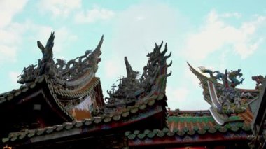 Taipei 'deki Budist Lungshan Tapınağı' nda, Çince bir ejderhanın 4K heykeli. Mengjia Longshan Tapınağı çok güzel bir ibadethane. Bir çok insan burada bir dilek diler. - Dan.