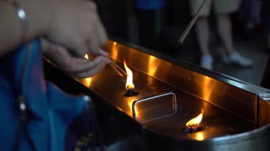 Taipei 'deki Budist Lungshan Tapınağı' nda 4K tütsü yanıyor. Mengjia Longshan Tapınağı çok güzel bir ibadethane. Birçok insan dua ediyor ve burada bir dilek tutuyor.