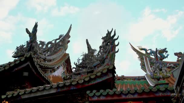 昼は台北の龍山寺の屋根の上に立つ中国龍の4K像 Mengjia龍山寺礼拝の美しい場所ですが 多くの人々はこちら願い事をする — ストック動画