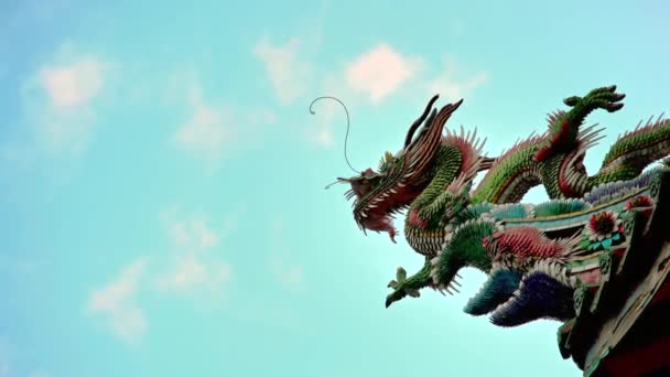 Estatua Dragón Chino Sobre Techo Templo Budista Lungshan Taipei Durante — Vídeos de Stock