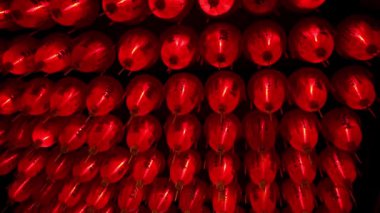 4K. Taipei şehrindeki bir Matsu Tapınağı 'nda tavandan sarkan güzel bir Çin kırmızı fenerinin farklı Çince kelime boyası görüntüsü. - Dan.