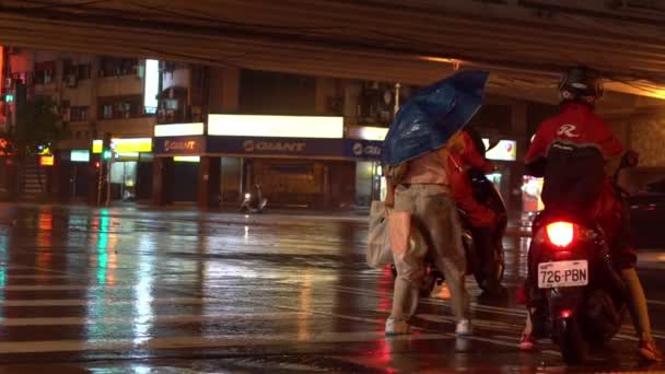 2017年7月29日 台北市の台風ネサットで傘を差したスローモーション歩行者女性 極端な風と雨の夜 Dan — ストック動画