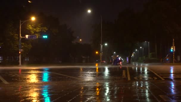スローモーション台風ネサートの極端な風と雨 人々はバイクや車を運転します ハリケーンの強い台北市 交通アジア路夜 Dan — ストック動画
