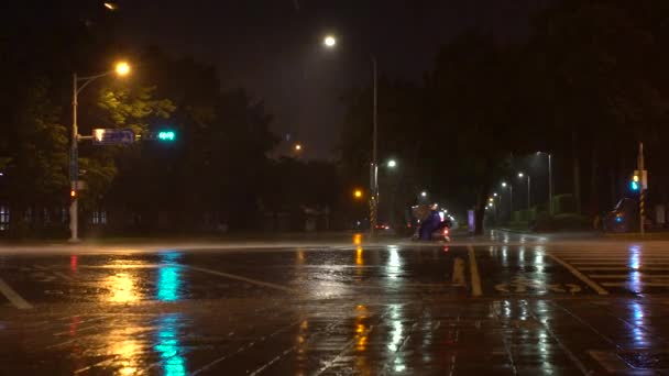 Spowolnienie Skrajny Wiatr Deszcz Tajfun Nesat Ludzie Jeżdżą Motocyklem Samochodem — Wideo stockowe