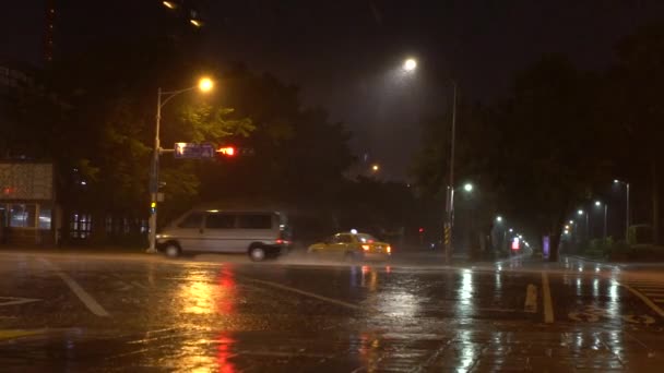 台北台风内萨特期间 慢行的行人带着雨伞挣扎着穿过街道 风雨交加的夜晚强烈的飓风 台湾丹 — 图库视频影像