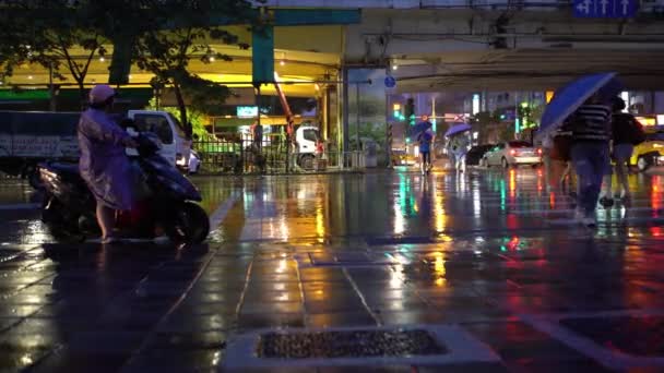 Taipei Taiwán Julio 2017 Las Personas Con Paraguas Cruzan Calle — Vídeos de Stock