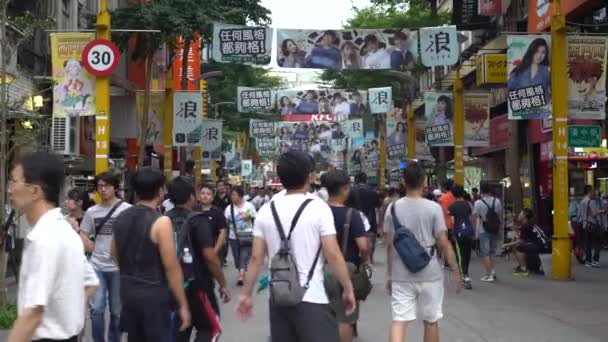 台湾台北 2017年9月24日 4K人群在台北市场西门人行道行走 游客们步行游览台湾拥挤的街道 购物商场里成群的亚洲人 — 图库视频影像