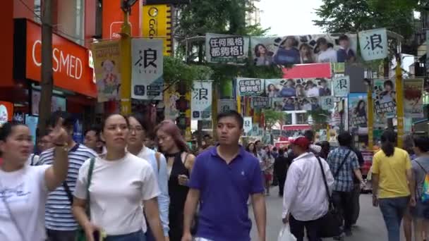 台湾台北 2017年9月24日 4K在市场台北西门人行道上行走的人群行走的人偶 游客们参观台湾拥挤的街道 购物商场里成群的亚洲人 — 图库视频影像