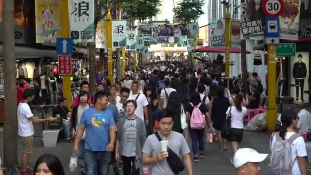 Тайбэй Тайвань Сентября 2017 Года Толпа Пешеходов Идущих Тротуару Ximen — стоковое видео