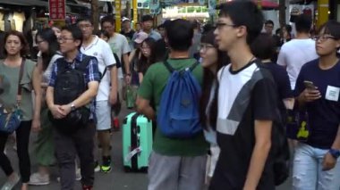 Taipei, Tayvan 24 Eylül 2017: 4K Taipei 'de Ximen kaldırımında yürüyen yayalar. Turistler Tayvan 'da kalabalık caddeyi gezip ziyaret ediyorlar. Alışveriş merkezindeki Asyalı kalabalıklar...