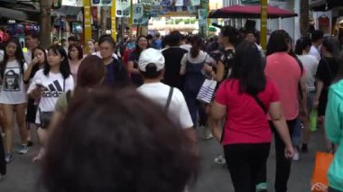 Taipei, Tayvan 24 Eylül 2017: 4K Taipei 'li Ximen kaldırımında yürüyen kalabalık yayaları taşıyor. Turistler Tayvan 'daki kalabalık caddeyi ziyaret ediyorlar. Alışveriş merkezindeki Asyalı kalabalıklar...