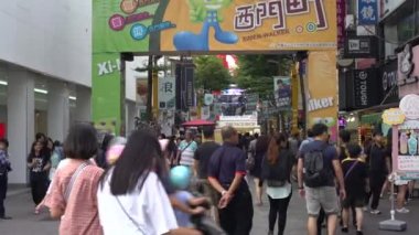 Taipei, Tayvan 24 Eylül 2017: 4K Taipei 'li Ximen kaldırımında yürüyen kalabalık yayaları taşıyor. Turistler Tayvan 'daki kalabalık caddeyi ziyaret ediyorlar. Alışveriş merkezindeki Asyalı kalabalıklar...