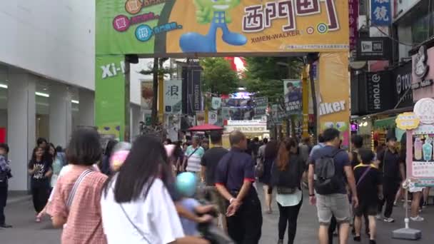 Taipei Taiwan September 2017 Moving Dolly Crowd Pedestrians Walking Sidewalk — Stock Video