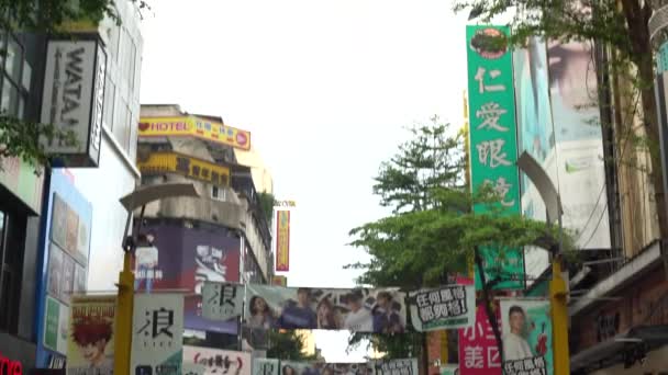 台北2017年9月24日 4K歩行者の群衆が台北市内の歩道西門を歩いています 観光客は台湾の混雑した通りを歩いて訪問します ショッピングモールダンのアジア人の群衆 — ストック動画