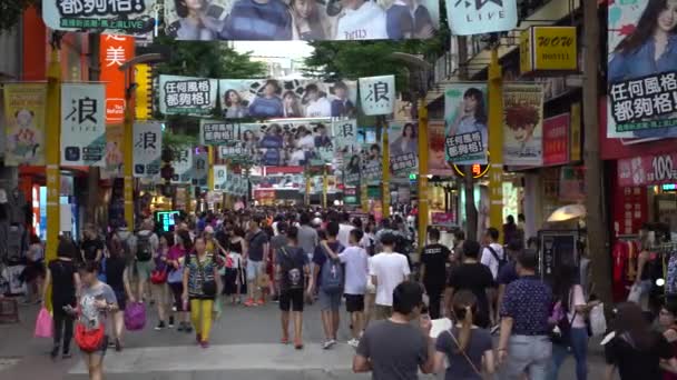 Taipei Taiwan September 2017 Skara Fotgängare Som Går Trottoaren Ximen — Stockvideo