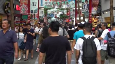 Taipei, Tayvan 24 Eylül 2017: 4K Taipei 'li Ximen kaldırımında yürüyen kalabalık yayaları taşıyor. Turistler Tayvan 'daki kalabalık caddeyi ziyaret ediyorlar. Alışveriş merkezindeki Asyalı kalabalıklar...