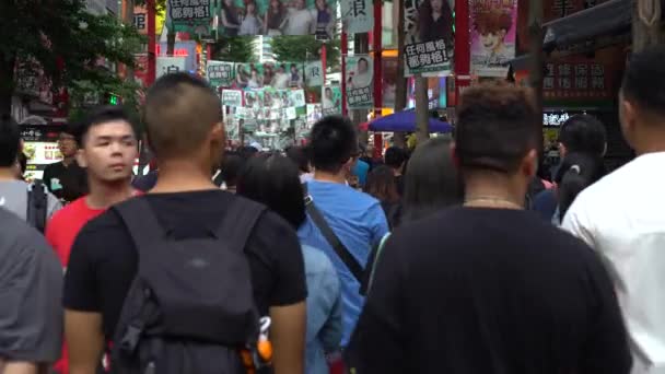 2017年9月24日 4K市場の西門歩道を歩いて群衆の歩行者の人形を移動します 観光客は台湾の混雑した通りを訪れる ショッピングモールダンのアジア人の群衆 — ストック動画