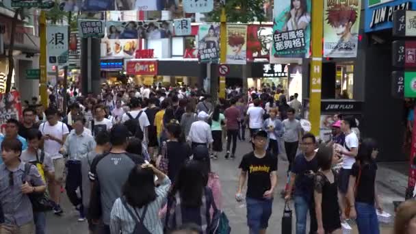 台北2017年9月24日 4K歩行者の群衆が台北市内の歩道西門を歩いています 観光客は台湾の混雑した通りを歩いて訪問します ショッピングモールダンのアジア人の群衆 — ストック動画