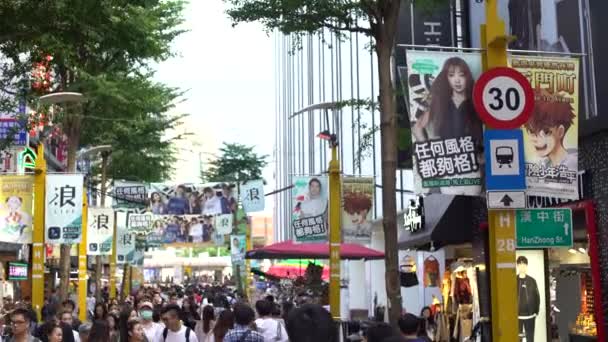 Taipei Taiwán Septiembre 2017 Multitud Peatones Caminando Por Acera Ximen — Vídeos de Stock