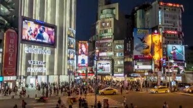 Taipei, Tayvan-24 Eylül 2017: Yürüyen kalabalık Taipei şehrinden geçiyor. Yayalar işlek caddelerde yolda yürürler. Kalabalık yerde Asyalı aylaklar toplanıyor.