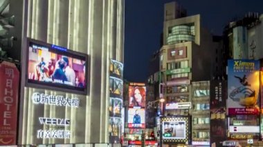Taipei, Tayvan-24 Eylül 2017: Yürüyen kalabalık Taipei şehrinden geçiyor. Yayalar işlek caddelerde yolda yürürler. Kalabalık yerde Asyalı aylaklar toplanıyor.