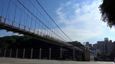4K Bitan Askı Köprüsü, güneşli ve mavi gökyüzü olan güzel bir yaz gününde. New Taipei şehrinin Xindian bölgesindeki ünlü eğlence merkezi, Tayvan-Dan