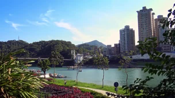 Bitan Suspension Bridge Een Prachtige Zomerdag Met Zon Blauwe Lucht — Stockvideo