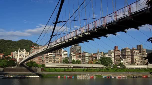 Puente Colgante Bitan Hermoso Día Verano Con Sol Cielo Azul — Vídeos de Stock