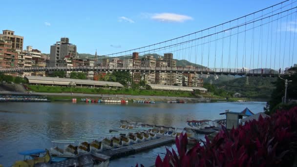 Barcos Flotantes Lago Cerca Del Puente Colgante Bitan Hermoso Día — Vídeo de stock