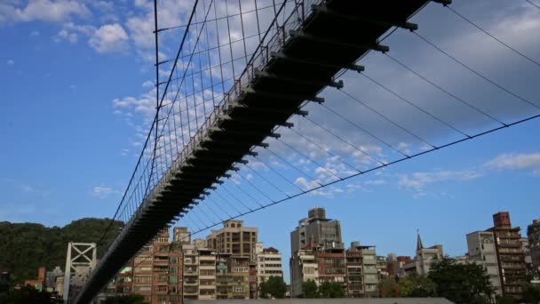 Bitan Askı Köprüsü Güneşli Mavi Gökyüzü Olan Güzel Bir Yaz — Stok video