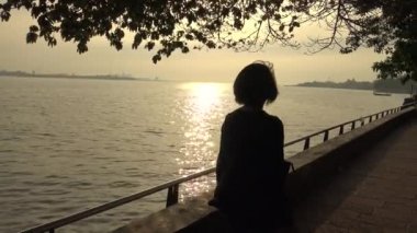 4K Hd Ultra, Tayvan 'ın kuzeyindeki New Taipei şehrinde bir deniz kenarı bölgesidir. Kasaba, güneşin Tayvan Boğazı 'na batışını izlediği için popüler bir yerdir. - Dan.