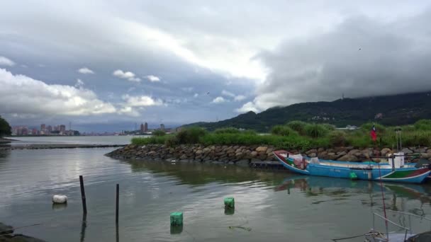 Landschap Van Oude Kleine Boot Rivier Tamsui Aan Waterkant Een — Stockvideo