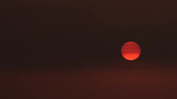 soleil scintille sur la surface de l'océan ondulant doucement, la lumière du soleil réfléchissant sur l'océan eau calme 4k. Coucher de soleil de Tamshui, Taiwan-Dan 