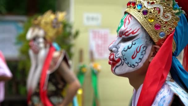 台北2017年5月30日 4Kガードフェイスペイントの行列台湾の祭り 松神のお祝い 伝統的な劇団8人の将軍が神々を祭るためにフェアに顔を描いた — ストック動画