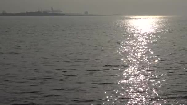 Sol Gnistrar Mjukt Porlande Havsyta Solljus Reflekterar Över Havet Lugnt — Stockvideo