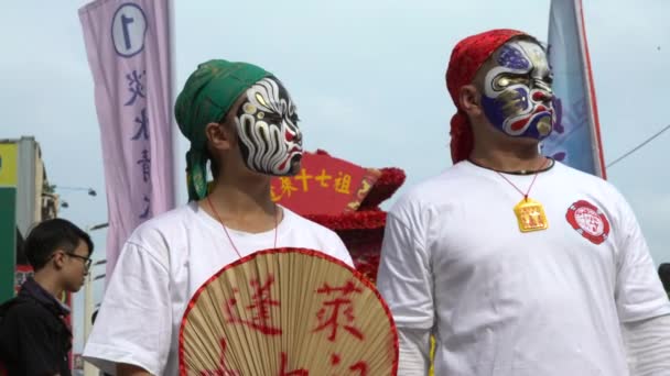 台湾台北 2017年5月30日 4K肖像卫兵面对台湾彩绘工艺节 庆祝马祖的神 传统的芭蕾舞团巴贾江为了向众神致敬而举行的展会而画了脸 — 图库视频影像