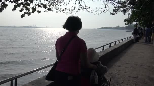 Tamshui Taiwán Abril 2015 Salud Personal Caminando Juntos Una Persona — Vídeos de Stock