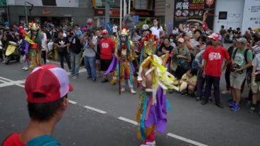 Taipei, Tayvan-19 Haziran, 2018: 4K, Hac töreni Matsu God. Boupes Ba Jia Jiang yüzleri boyadı hayaletleri caydırdı, tanrıların onuruna düzenlenen fuara katıldı. Geçit töreni yüzü boyama - Dan