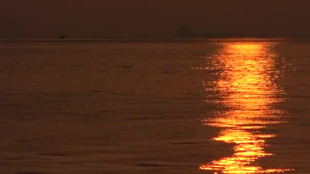 阳光在微微荡漾的海面上闪耀 阳光反射在平静的海面上 塔木水日落 台湾丹 — 图库视频影像