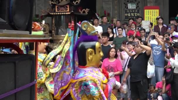 2018年6月19日 台北で開催される伝説のサンタイダンスフェスティバル サンタイダンス に身を包んだスローモーション 伝統的なパレードで3人の王子 Dan — ストック動画