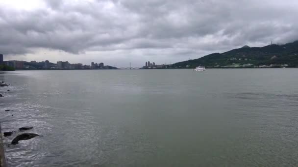 Lanskap Kapal Kecil Sungai Air Tamsui Tepi Laut Hari Hujan — Stok Video