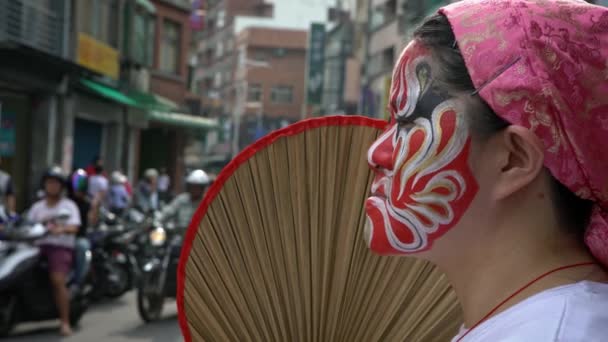 台湾台北 2017年5月30日 4K女警面对台湾的绘画节日 庆祝马祖的神 八位将军为纪念众神而举行的世博会上画了脸 — 图库视频影像