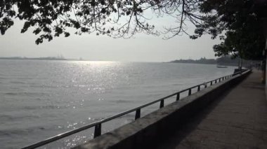 4K Hd Ultra, Tayvan 'ın kuzeyindeki New Taipei şehrinde bir deniz kenarı bölgesidir. Kasaba, güneşin Tayvan Boğazı 'na batışını izlediği için popüler bir yerdir. - Dan.