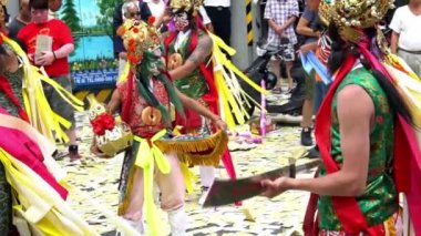 Taipei, Tayvan-19 Haziran 2018: Slow Motion Alayı Ba Jia Jiang Tayvan festivallerini boyama ile karşı karşıya. Matsu Tanrısı 'nın kutlaması. Toplulukların 8 generali Tanrı-Dan onuruna adil bir tören için yüzlerini boyadılar.