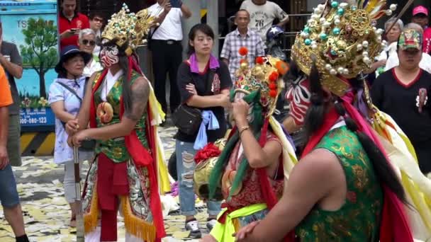 2018年6月19日 台湾台北 慢动作前进卫队面对台湾彩绘节 庆祝马祖的神 八位将军为纪念众神而举行的集市上画了脸 — 图库视频影像